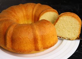 طريقة عمل كيك اللبن الزبادي بالعسل