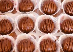 طريقة عمل كرات بسكويت الشاي بالشوكولاتة