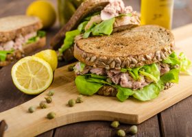 طريقة عمل ساندويش التونة المقرمش