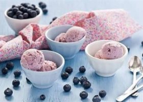 طريقة عمل آيس كريم التوت بالحليب