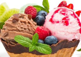 طريقة عمل آيس كريم الفراولة بالشوكولاتة