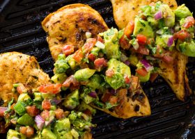 طريقة عمل دجاج بصلصة الأفوكادو