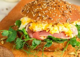 طريقة عمل ساندويش الدجاج المقلي بالصوص