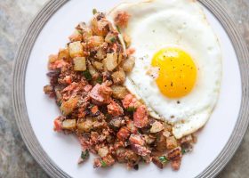 طريقة عمل هاش براون مع سلمون والماسترد