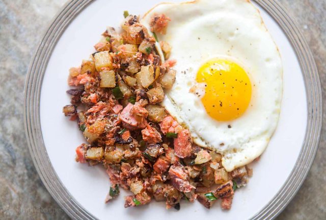 طريقة عمل هاش براون مع سلمون والماسترد