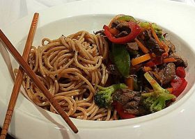 طريقة عمل سلطة شرائح اللحم مع النودلز الفيتنامية