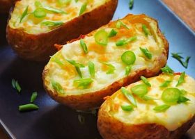 طريقة عمل بطاطس مشوية محشية بالكريمة والخضار