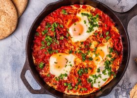 طريقة عمل شكشوكة البيض والخضار