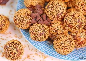 طريقة عمل كرات التمر بالسمسم