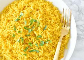 طريقة عمل الأرز بالكركم وجوز الهند