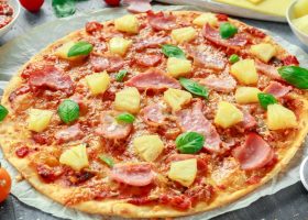 طريقة عمل بيتزا بقطع الأناناس