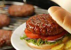 طريقة عمل ساندوتش برجر اللحم المدخن المشوي