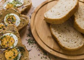 طريقة عمل ساندويتش بيض مشوي