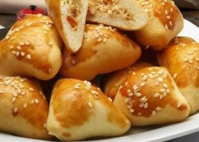 طريقة عمل فطائر التونة والطماطم