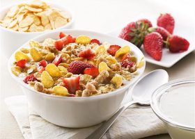 طريقة عمل سلطة الفواكة بالكورن فليكس