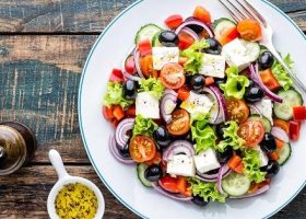 طريقة عمل السلطة اليونانية بالحمص