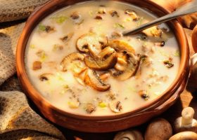 طريقة عمل شوربة الفطر بالكريمة والدجاج