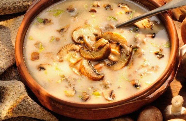 طريقة عمل شوربة الفطر بالكريمة والدجاج