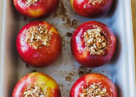 طريقة عمل تفاح مخبوز محشو بالجوز للرجيم