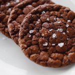 طريقة عمل كوكيز الكرز بحبيبات الشوكولاتة
