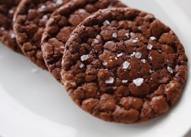 طريقة عمل كوكيز الكرز بحبيبات الشوكولاتة