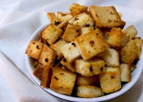 طريقة عمل الخبز المقلي للسلطات