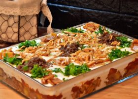 طريقة عمل فتة البطاطس بالزبادي