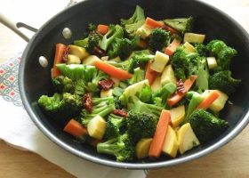 طريقة عمل الخضار سوتيه بالزبدة والزعتر