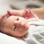 طريقة تنظيف لسان الرضيع