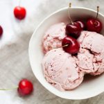 طريقة عمل آيس كريم الكرز بالفانيليا