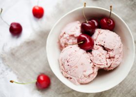 طريقة عمل آيس كريم الكرز بالفانيليا