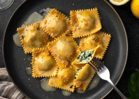 طريقة عمل رافيولي السبانخ والريكوتا