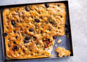 طريقة عمل خبز الفوكاشيا بزيت الزيتون والأعشاب