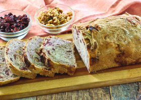 طريقة عمل خبز التوت البري والجوز