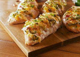 طريقة عمل صدور دجاج محشوة بالهالبينو