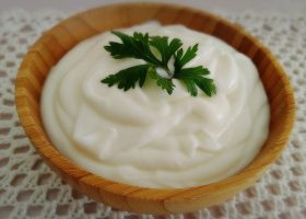 طريقة عمل صلصة الثومية بالجبن