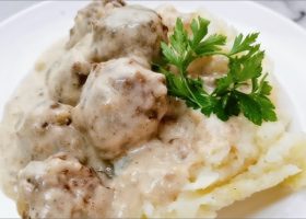 طريقة عمل كرات اللحم مع البطاطس المسلوقة