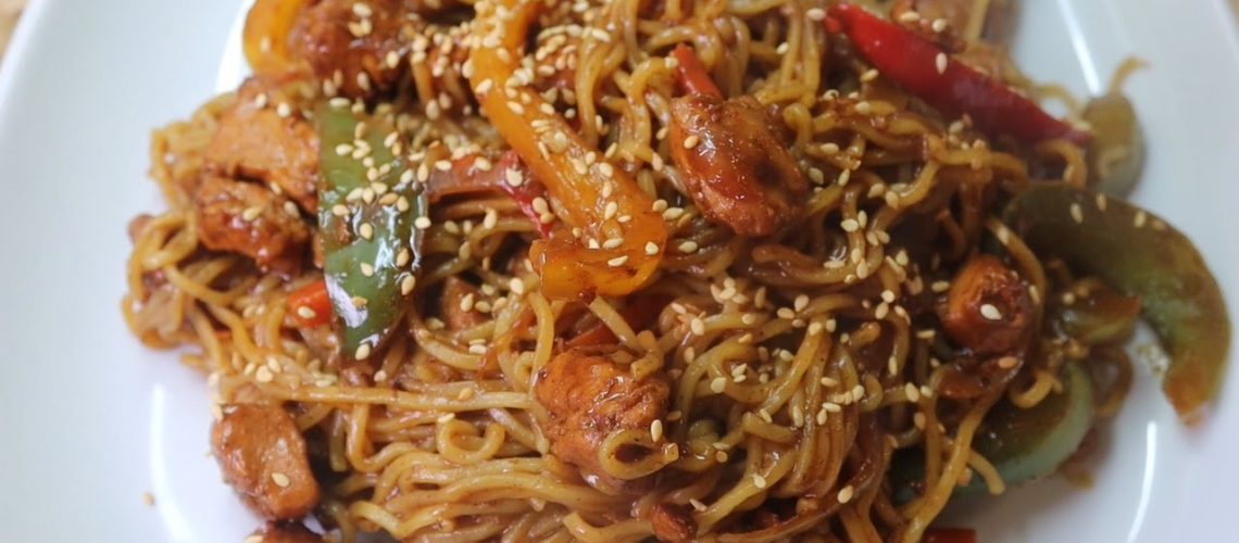 طريقة عمل نودلز صيني بالسمسم والبروكلي