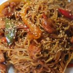 طريقة عمل نودلز صيني بالسمسم والبروكلي