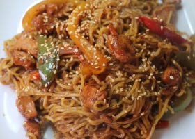 طريقة عمل نودلز صيني بالسمسم والبروكلي