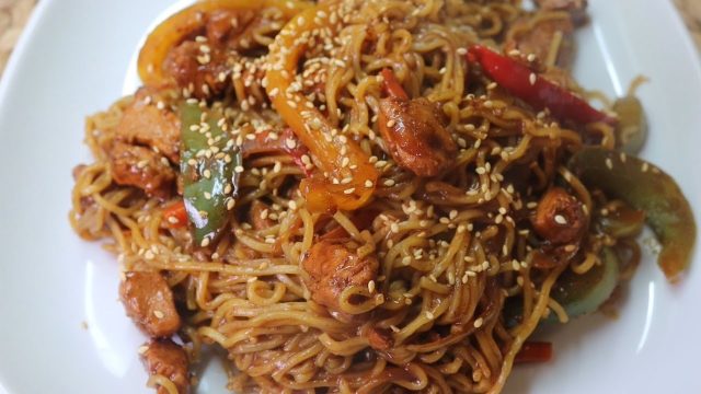 طريقة عمل نودلز صيني بالسمسم والبروكلي