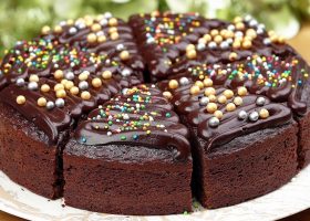 طريقة عمل كيكة الشوكولاتة بكريمة الشوكولاتة الناعمة