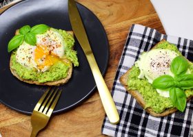 طريقة عمل توست البيض المقلي بالأفوكادو