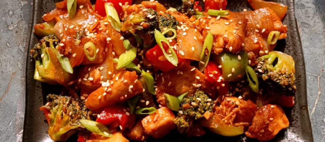 طريقة عمل ستير فراي الدجاج والبروكلي