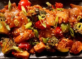 طريقة عمل ستير فراي الدجاج والبروكلي