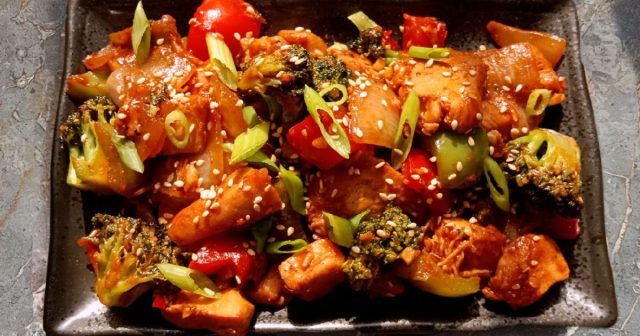 طريقة عمل ستير فراي الدجاج والبروكلي