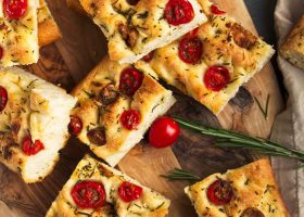 طريقة عمل خبز الفوكاشا مع الموزاريلا