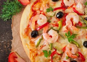 طريقة عمل بيتزا الروبيان والسلمون