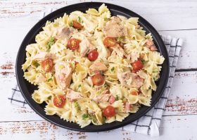 طريقة عمل معكرونة بالسلمون والليمون