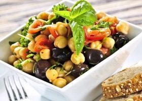 طريقة عمل سلطة الحمص بالزبادي